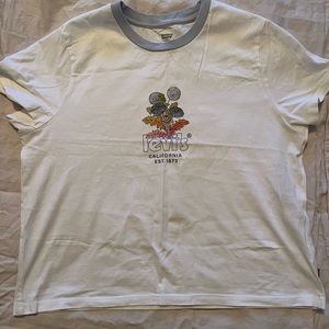 Levi’s, size medium crop top, like new